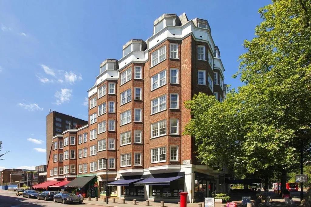 3 bed property in Park Road, London